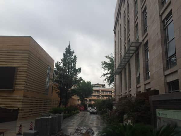 直升 小学毕业后按一定比例直接升入对口中学,一小学对一中学的形式。 对口 该小学仅对应一所中学,小学毕业后全部学生直接升入对口中学。 派位 未被推优、特长等途径招收的学生通过电脑分配到该小区的对口中学。